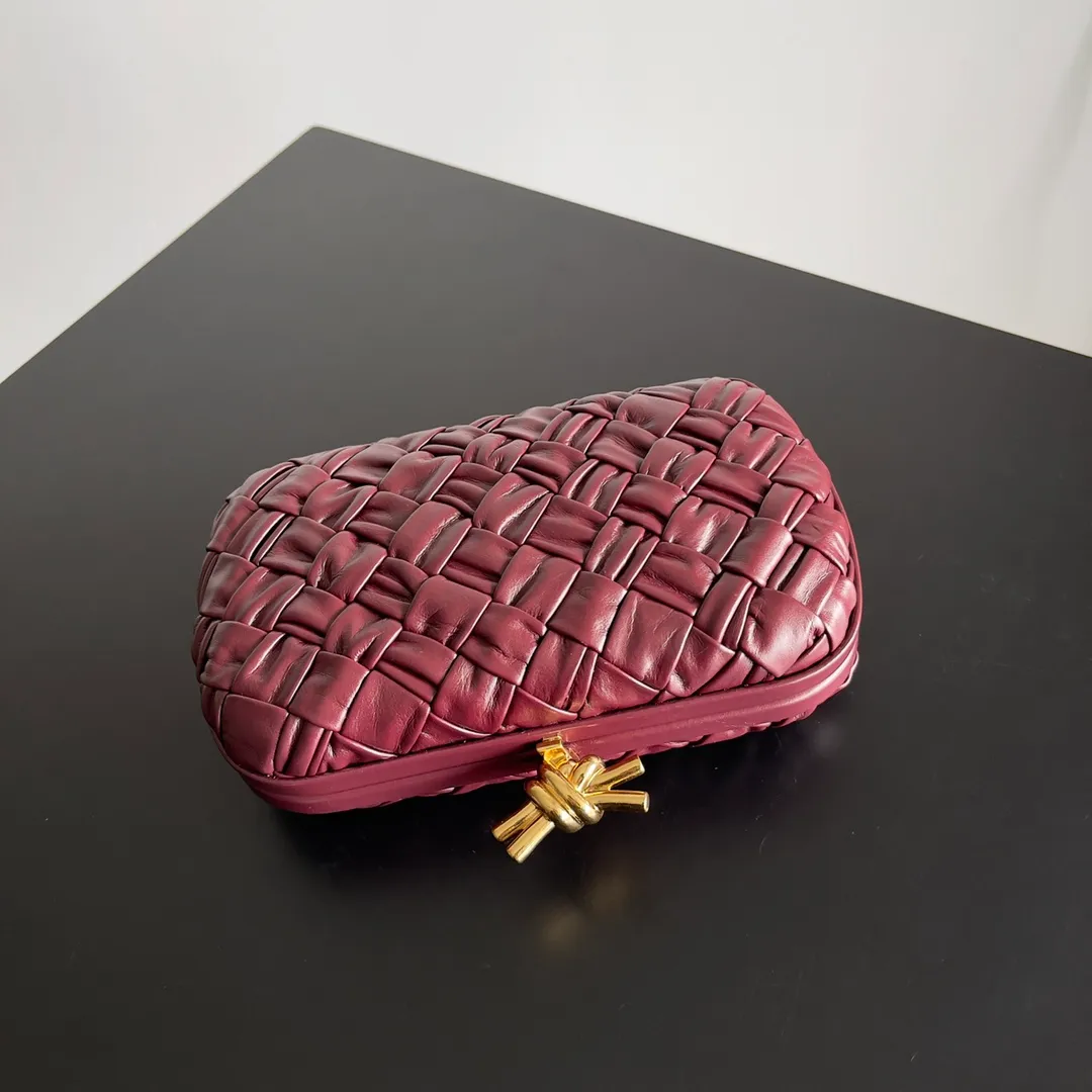 Batch 1860 BV Knot | The classic return of the evening bag. Original leather ➕ Stainless steel hardware ➕ 24k real gold plating ➕ Fully handmade. Those who know the history of our brand should have heard that the knot is a story of Bottega Veneta, and it is also one of the more important design elements. Matthieu Blazy's work this season sublimates Knot's classics, with a new knot design and a woven shoulder strap, plus Fouland Intreccio's weaving technology, adding some fashion to the retro and nostalgic feel of the past. Style number: 717622 Size: 20.5*6*12.5